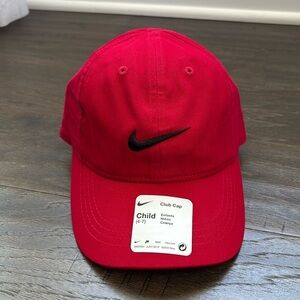 Nike Club Cap, Nike swoosh embroidered logo, velcro back, 6 vent panel